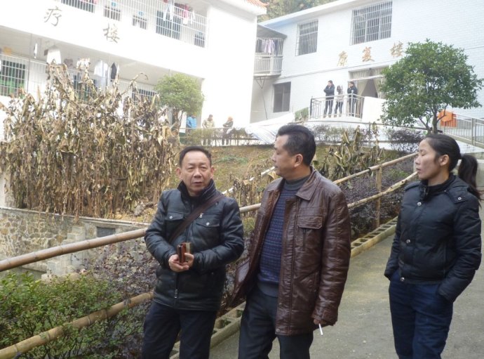 托老中心院长刘定波(左1)带株洲的客人随处参观